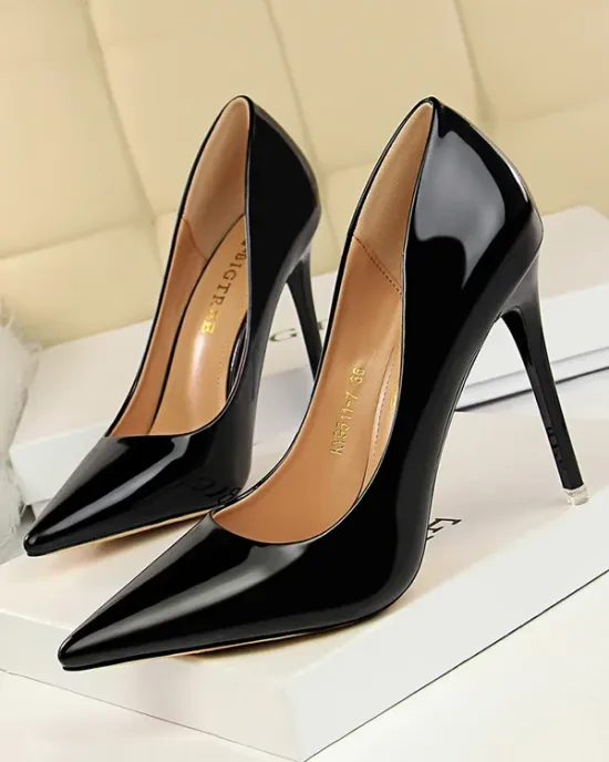 Pointed-Toe Shallow Cut Solid Color Scarpin Salto Pumps